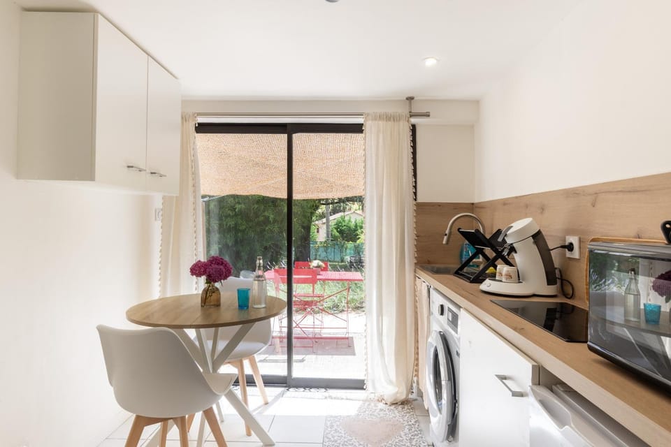 Property building, Kitchen or kitchenette, Living room