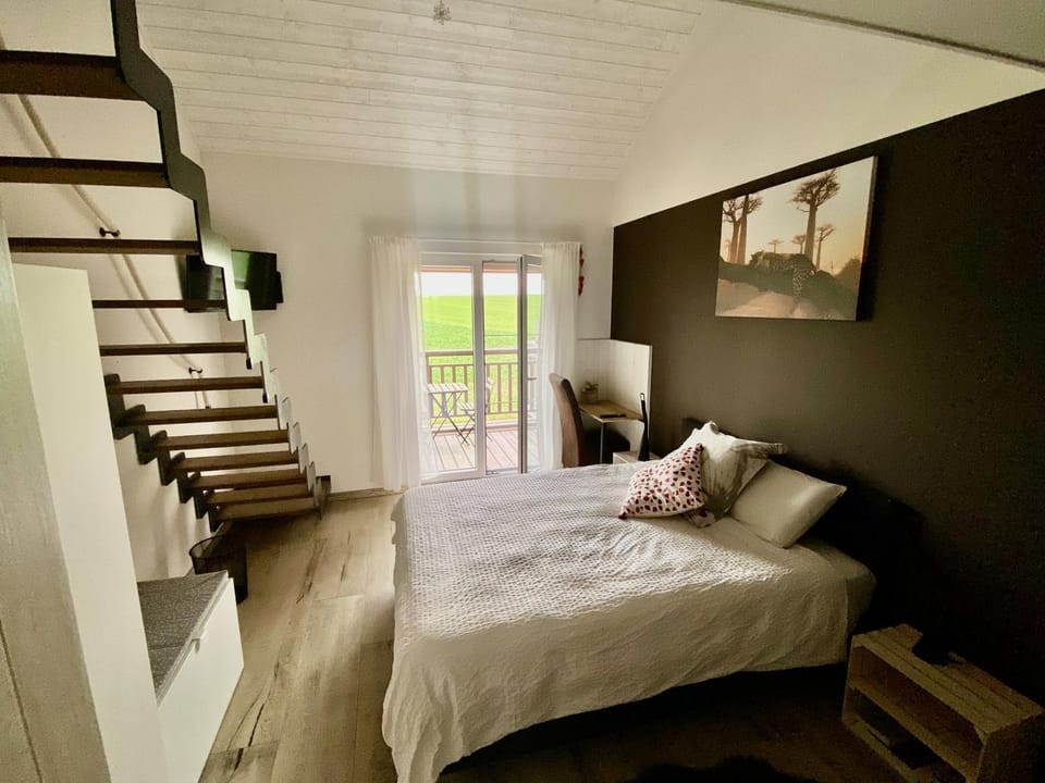 Property building, Bed, Balcony/Terrace, Photo of the whole room, Bedroom