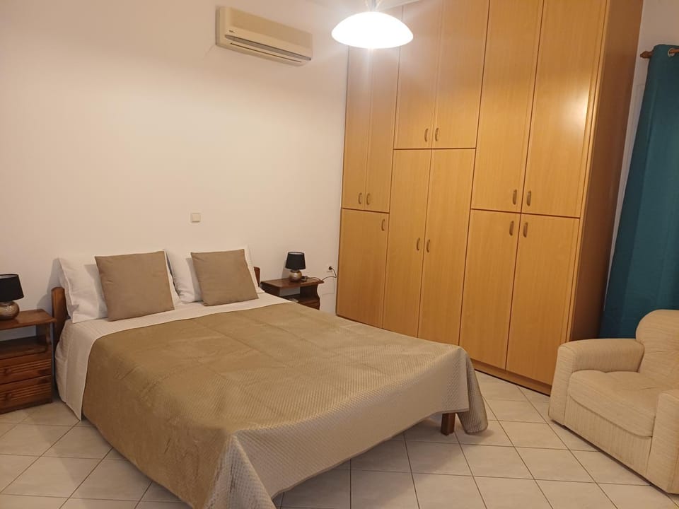 Bed, Bedroom, wardrobe, air conditioner