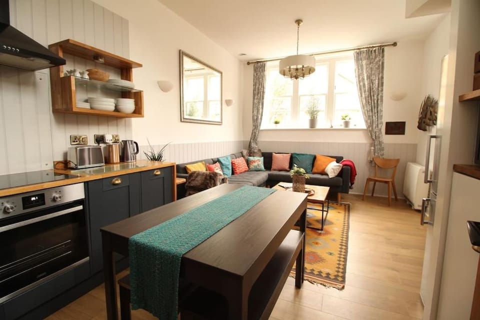4 The Old Schoolhouse: Parking, hot tub, garden, air con House in Whitstable