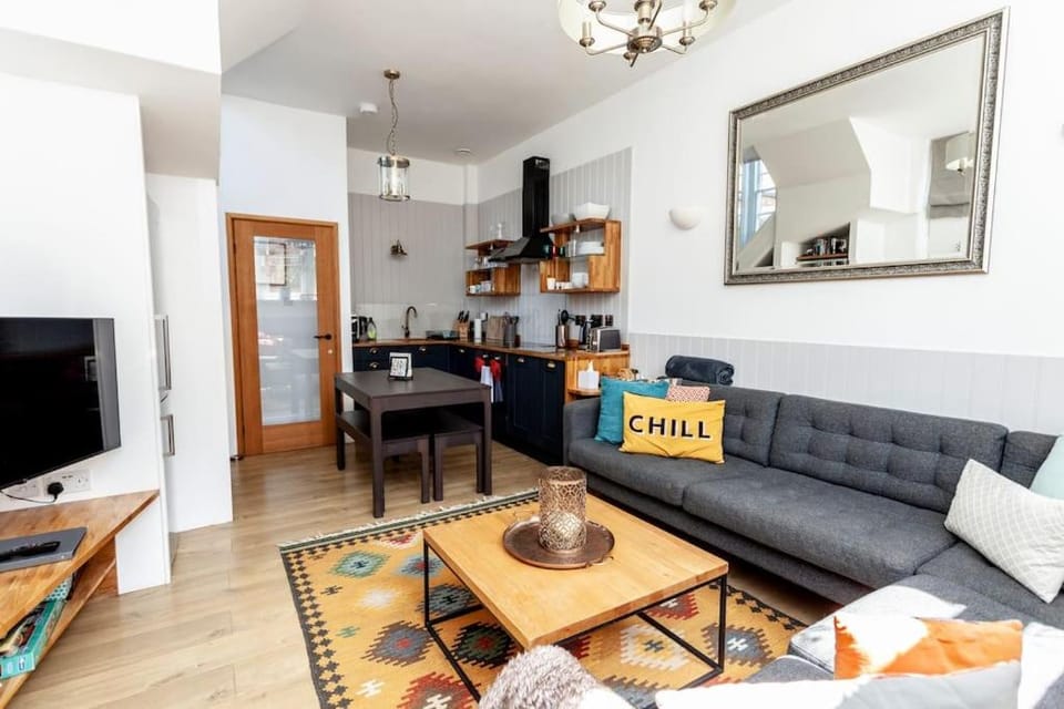 4 The Old Schoolhouse: Parking, hot tub, garden, air con House in Whitstable