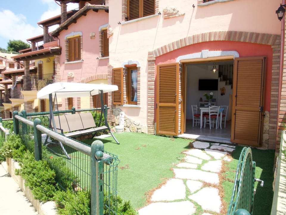 Property building, Facade/entrance, Day, Garden, View (from property/room), Floor plan, Dining area, Garden view, Area and facilities