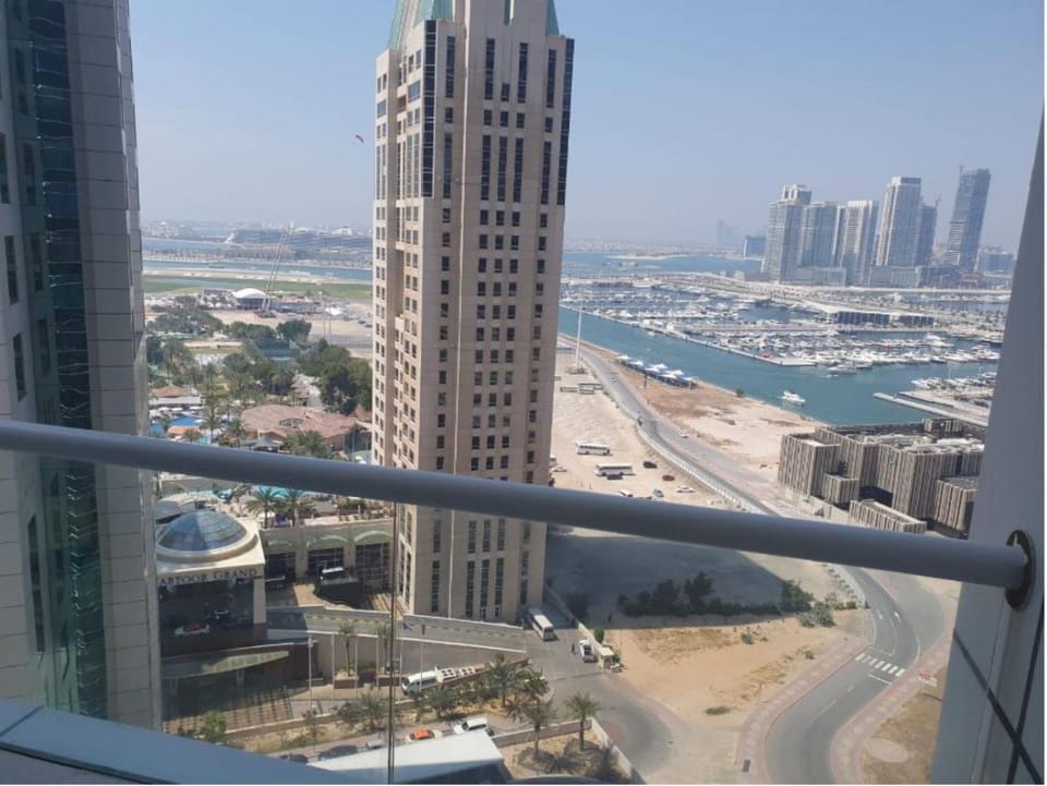 Nasma Luxury Stays - Marina-View Oasis With Balcony Steps From The Sea Apartment in Dubai