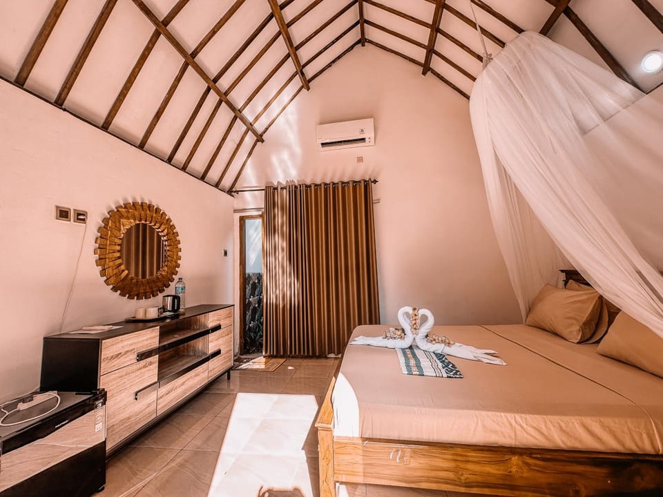 Bed, Seating area, Bedroom, minibar, towels, air conditioner
