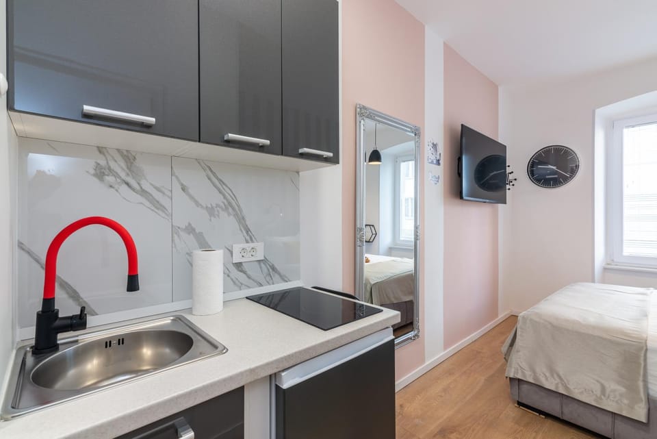 Bed, Kitchen or kitchenette, Photo of the whole room, stove, towels