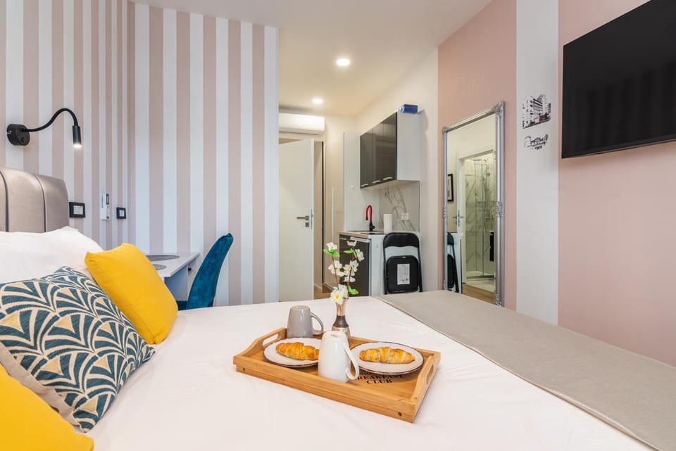 Bed, TV and multimedia, Kitchen or kitchenette, Photo of the whole room