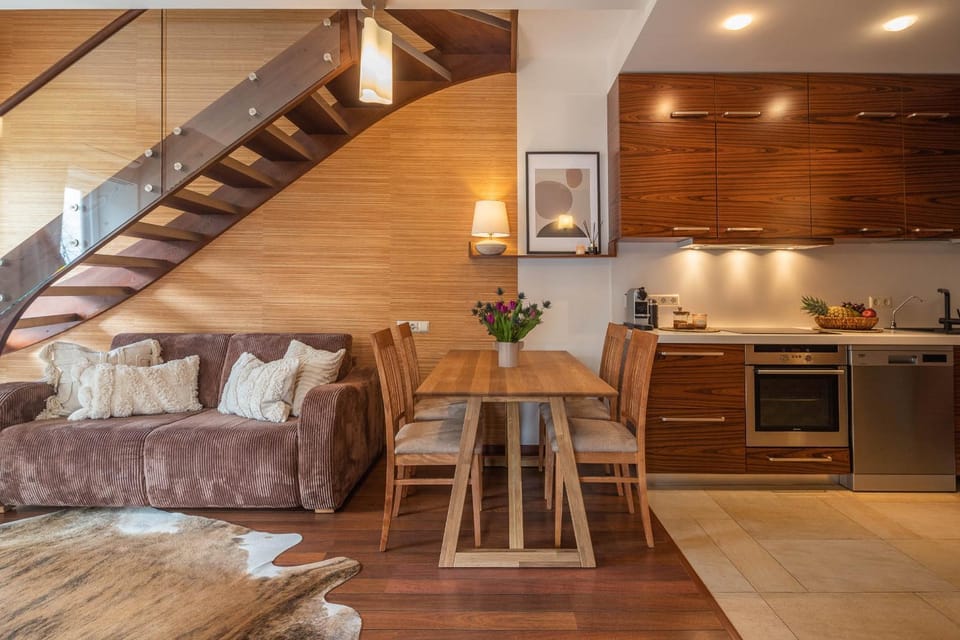 Kitchen or kitchenette, Seating area, Dining area