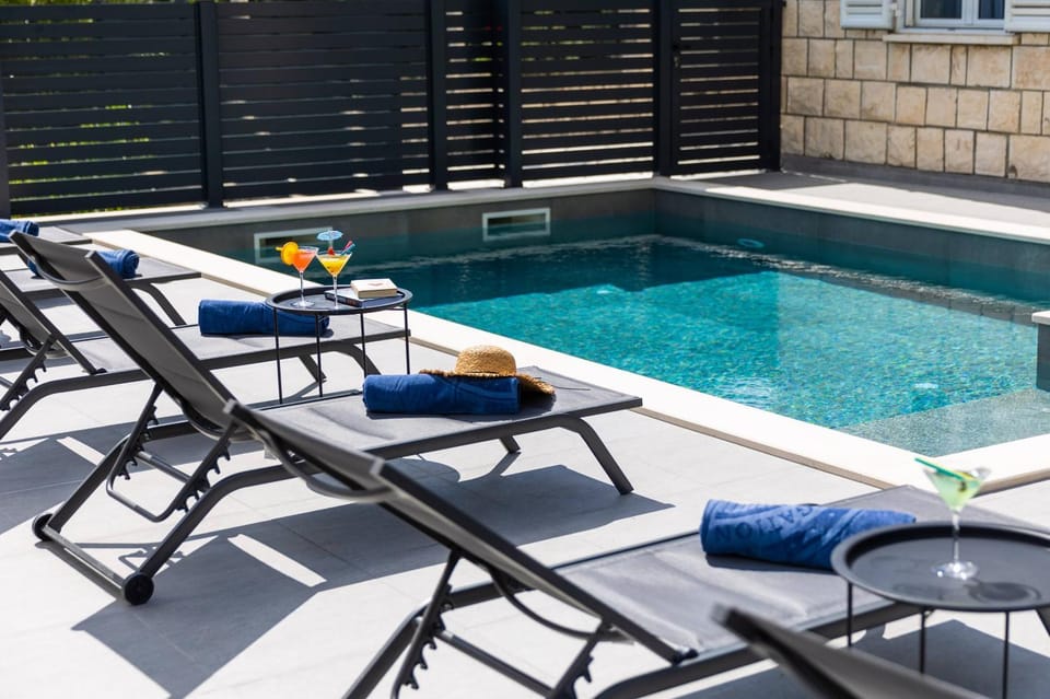 Swimming pool, sunbed