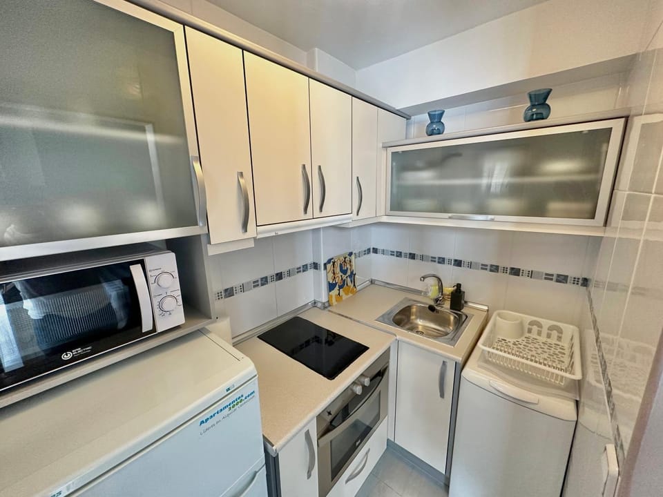 Kitchen or kitchenette, minibar, stove