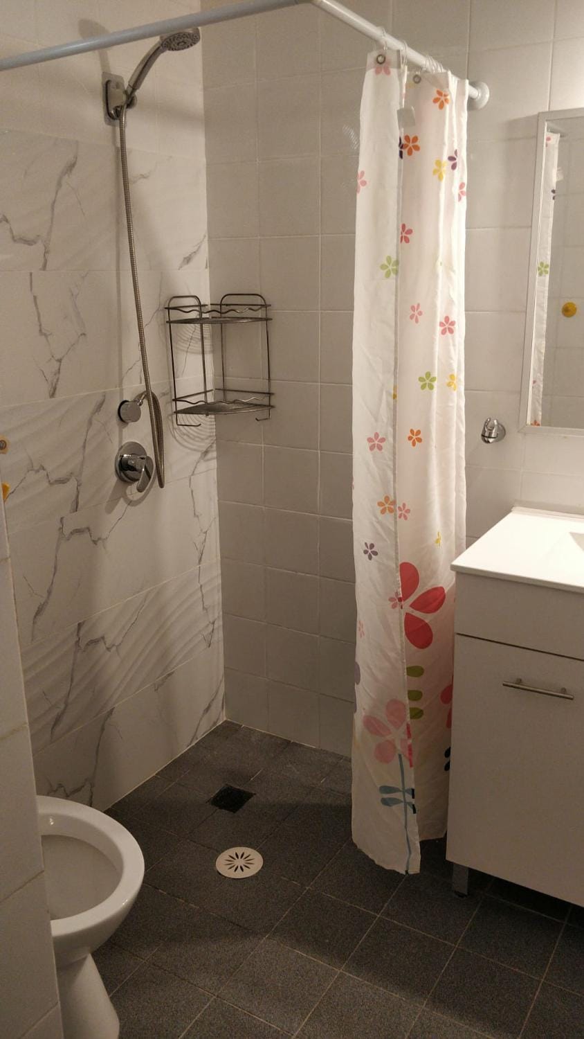 Shower, Toilet