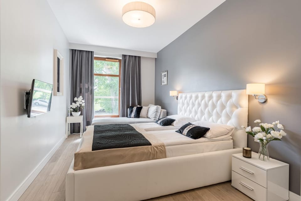 Bed, TV and multimedia, Bedroom