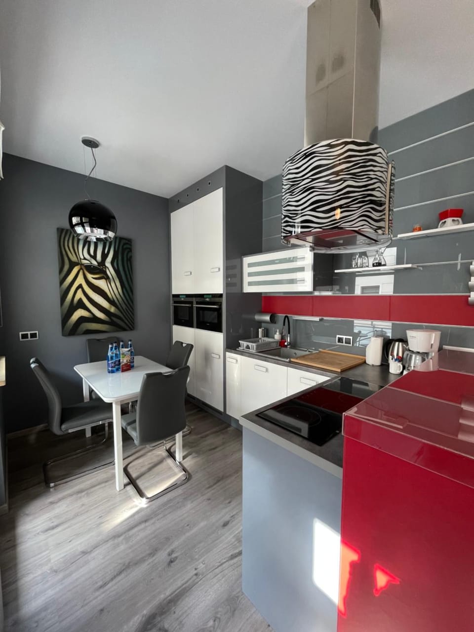 Kitchen or kitchenette, minibar, stove