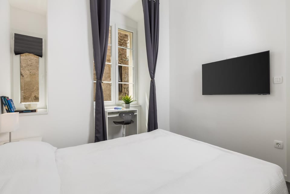 Bed, TV and multimedia, Photo of the whole room, Bedroom