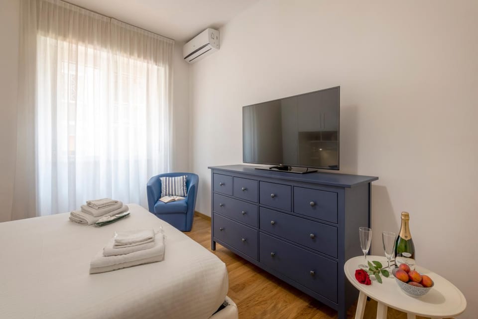 Bed, TV and multimedia, Photo of the whole room, Bedroom