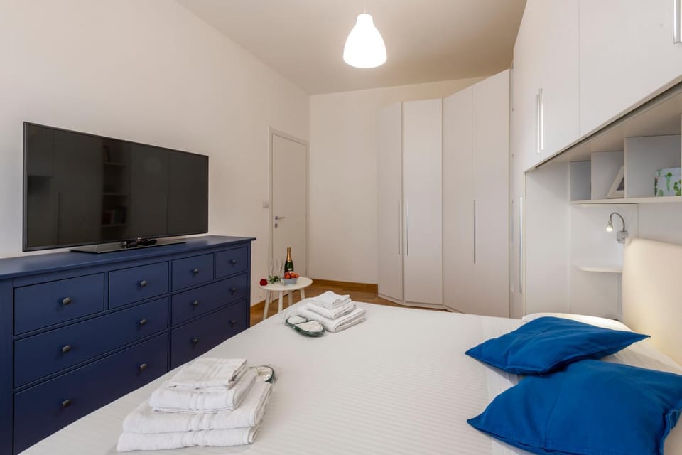 Bed, TV and multimedia, Photo of the whole room, Bedroom, wardrobe