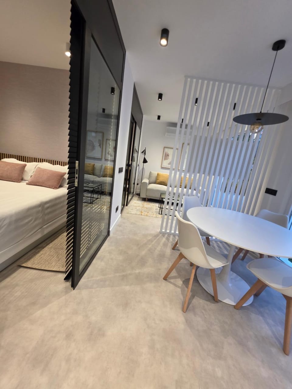 Bed, TV and multimedia, Living room, Photo of the whole room, Seating area, Dining area, Bedroom, internet, internet