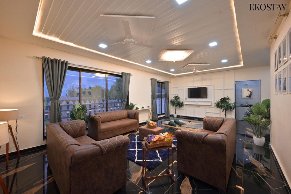 Communal lounge/ TV room, TV and multimedia, Living room, Seating area, Evening entertainment