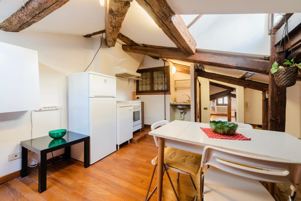 Kitchen or kitchenette, Dining area, pet friendly