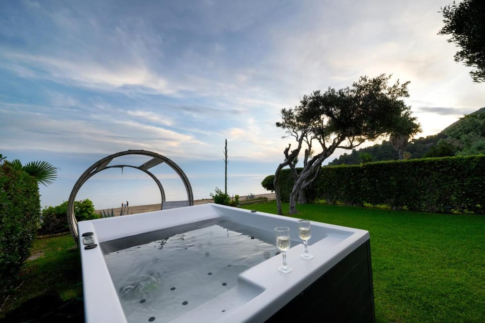 Natural landscape, Garden, Hot Tub, Garden view