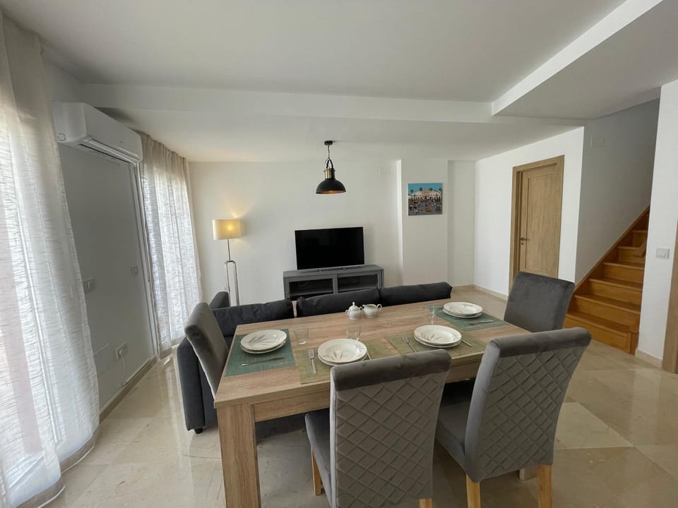 TV and multimedia, Living room, Seating area, Dining area