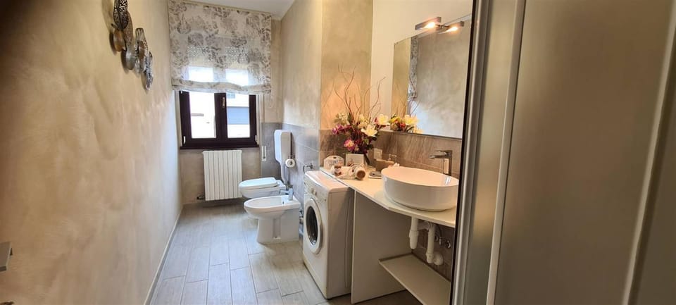 Shower, Toilet, Bathroom, bidet, towels