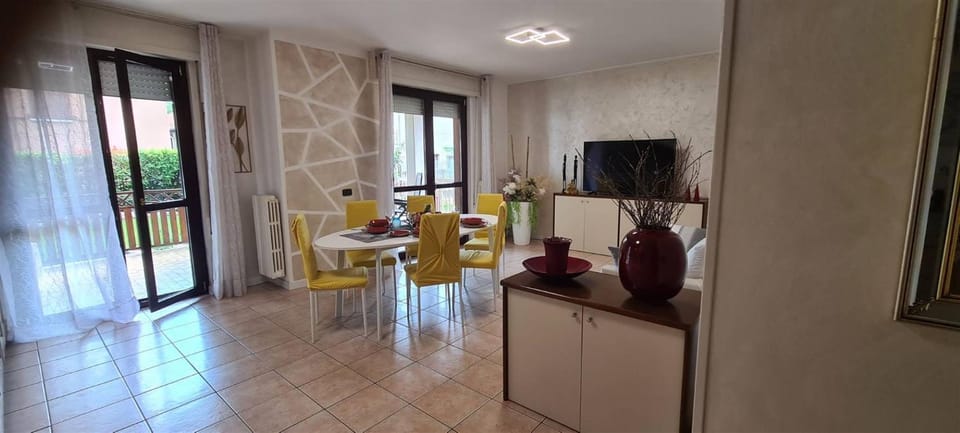 TV and multimedia, Living room, Seating area, Dining area