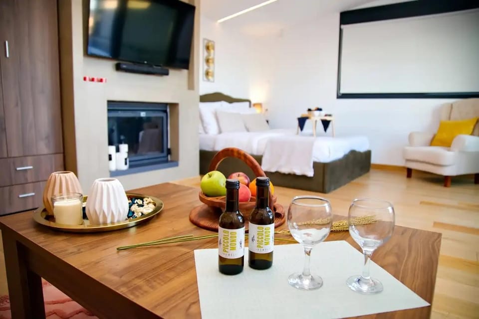 Bed, Dining area, Bedroom