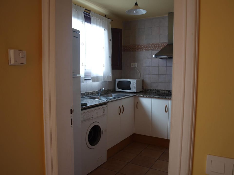 Kitchen or kitchenette, minibar