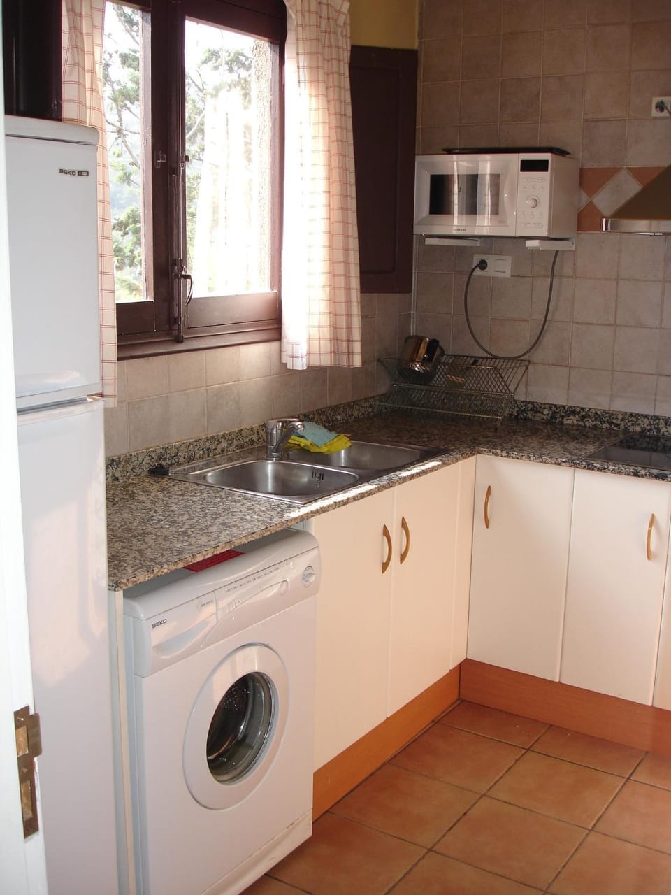 Kitchen or kitchenette, minibar, stove, washing machine