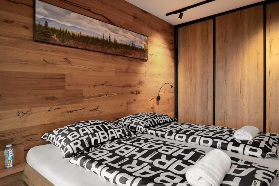 Bed, Bedroom, towels
