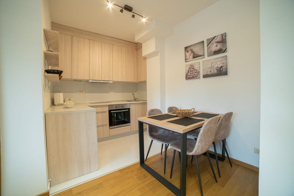 Kitchen or kitchenette, Dining area, pet friendly, stove