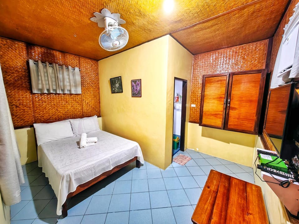Bed, TV and multimedia, Photo of the whole room, Bedroom, towels