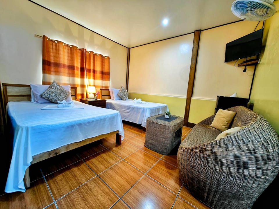 Communal lounge/ TV room, Bed, TV and multimedia, Seating area, Bedroom, towels