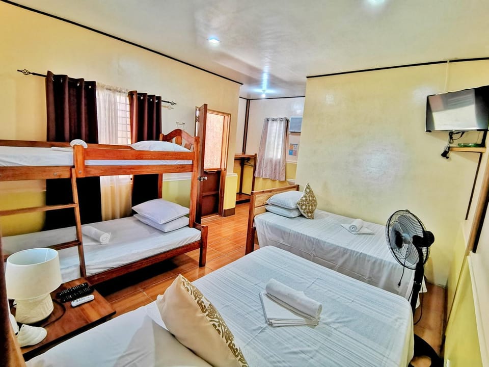 Bed, TV and multimedia, Photo of the whole room, Bedroom, bunk bed, towels, air conditioner