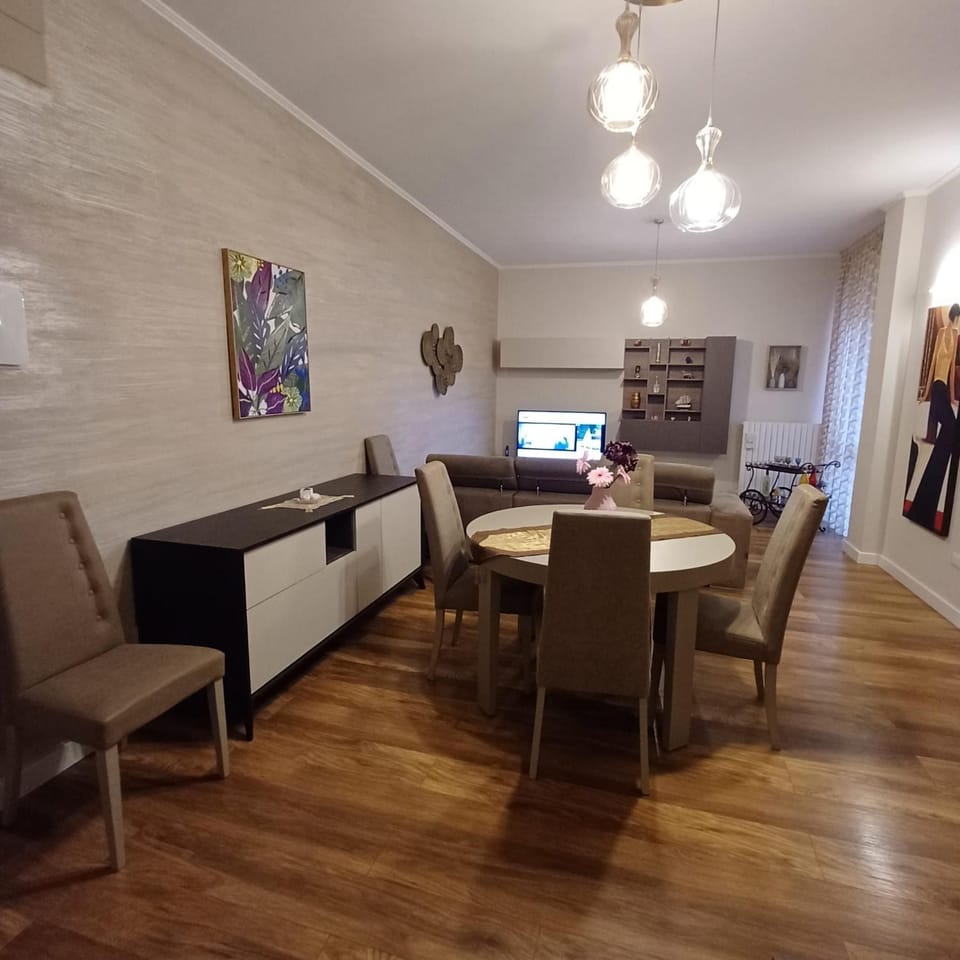 TV and multimedia, Living room, Seating area, Dining area