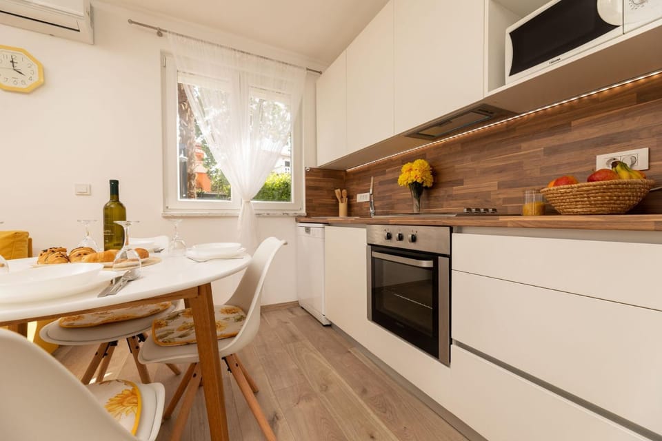 Kitchen or kitchenette, Living room, Seating area, minibar, pet friendly, stove