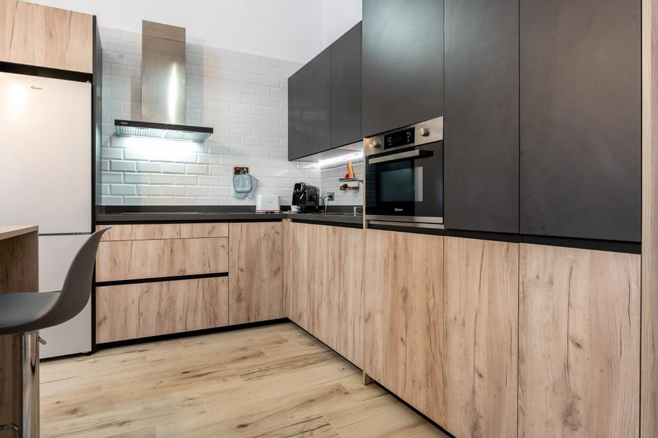 Kitchen or kitchenette, oven