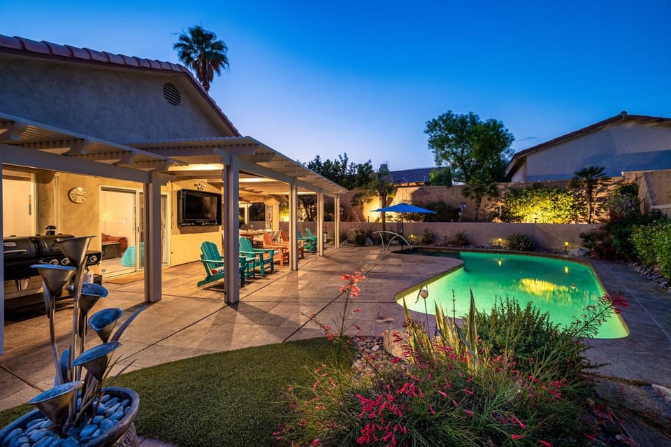 Property building, Patio, Garden, Garden view, Pool view, Swimming pool, sunbed