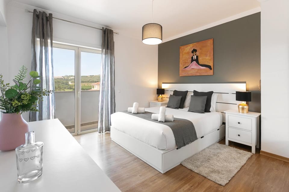 Bed, Photo of the whole room, Decorative detail, Bedroom, towels