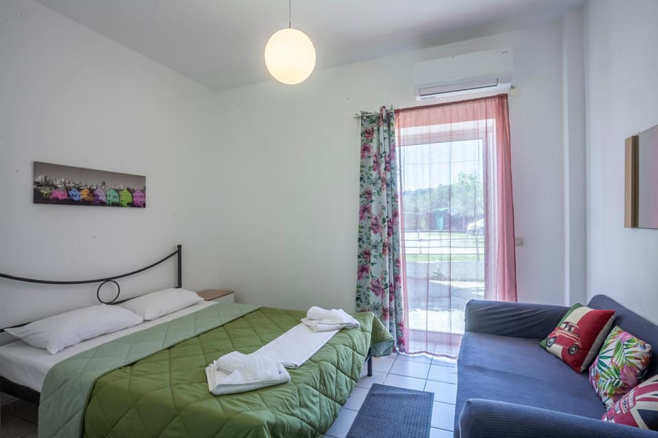 Bed, Living room, Photo of the whole room, Seating area, Bedroom, towels