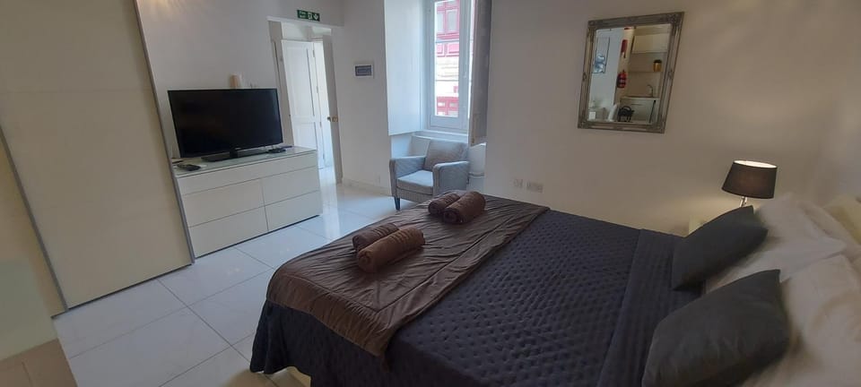 Communal lounge/ TV room, TV and multimedia, Seating area, Evening entertainment, wardrobe