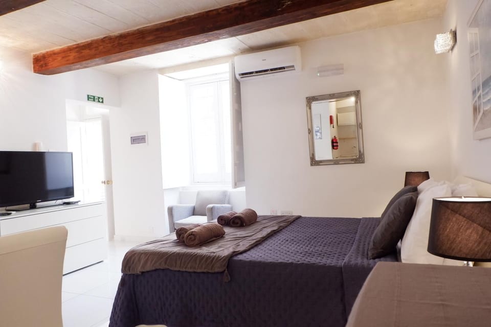 Communal lounge/ TV room, Bed, TV and multimedia, Seating area, Bedroom, towels, air conditioner
