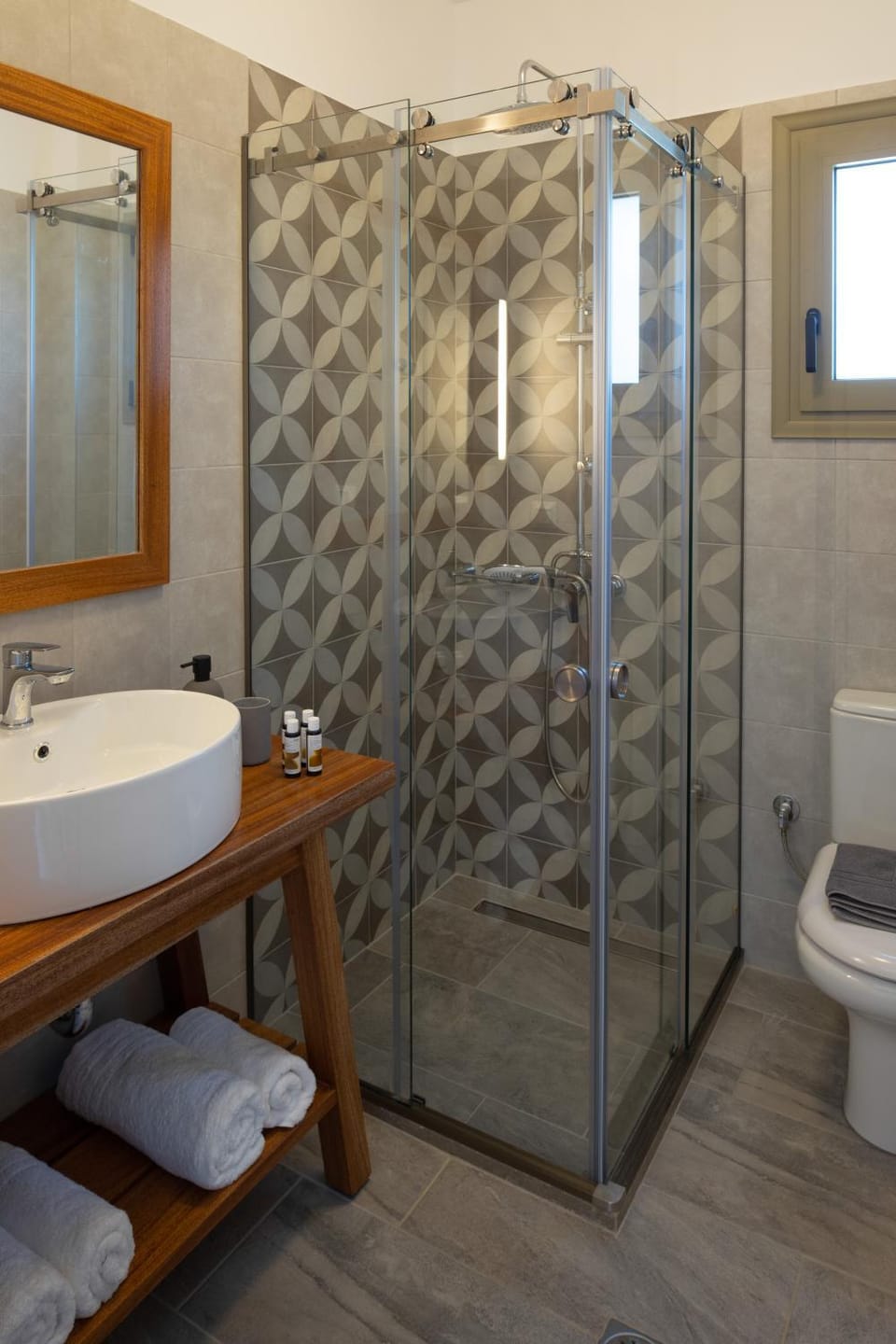 Shower, Toilet