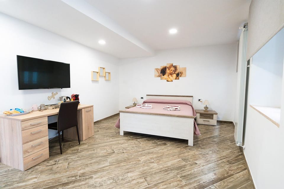 Bed, TV and multimedia, Photo of the whole room, Bedroom, hair dresser