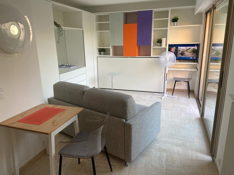 TV and multimedia, Seating area