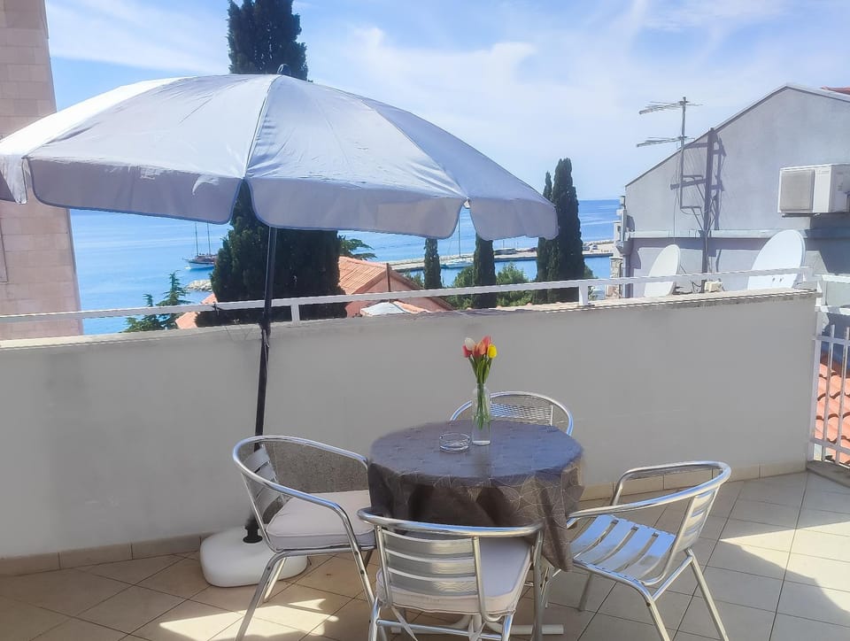 Property building, Patio, Day, Natural landscape, View (from property/room), Balcony/Terrace, Dining area, Sea view