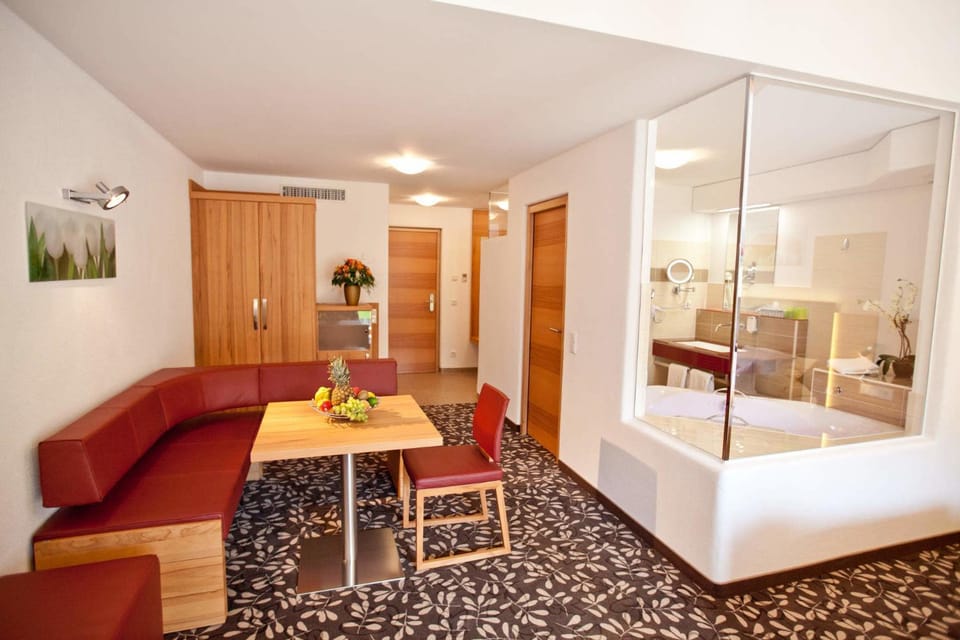 Photo of the whole room, Seating area