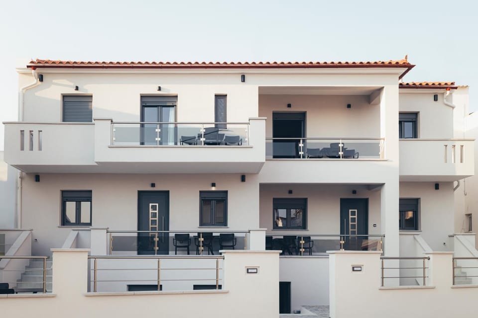 Property building, Patio, Day, Balcony/Terrace