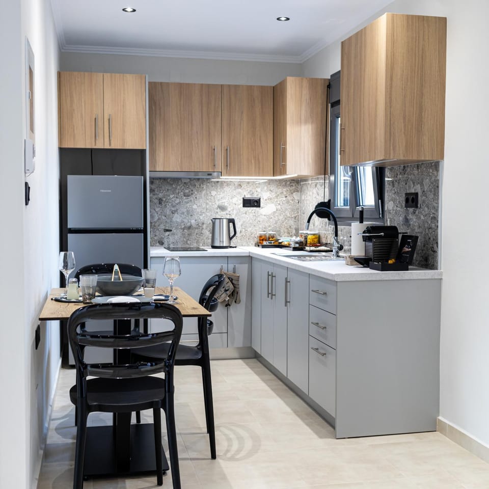 Coffee/tea facilities, Kitchen or kitchenette, Dining area, stove