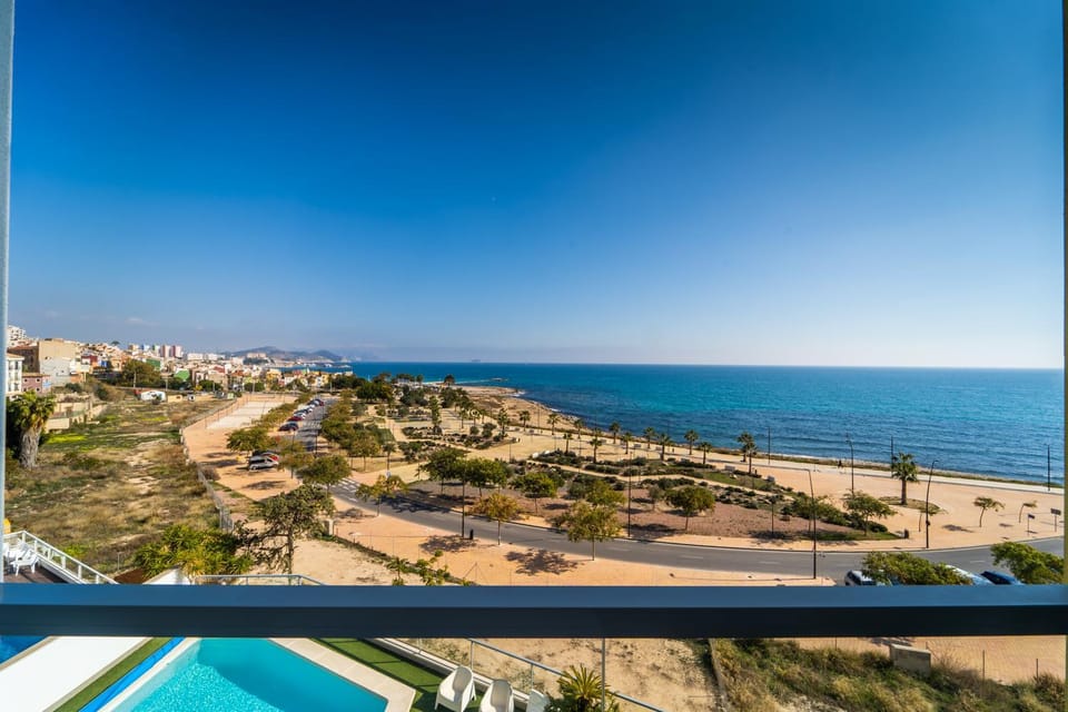 Nearby landmark, Communal lounge/ TV room, Natural landscape, Lounge or bar, Beach, City view, Sea view, Swimming pool